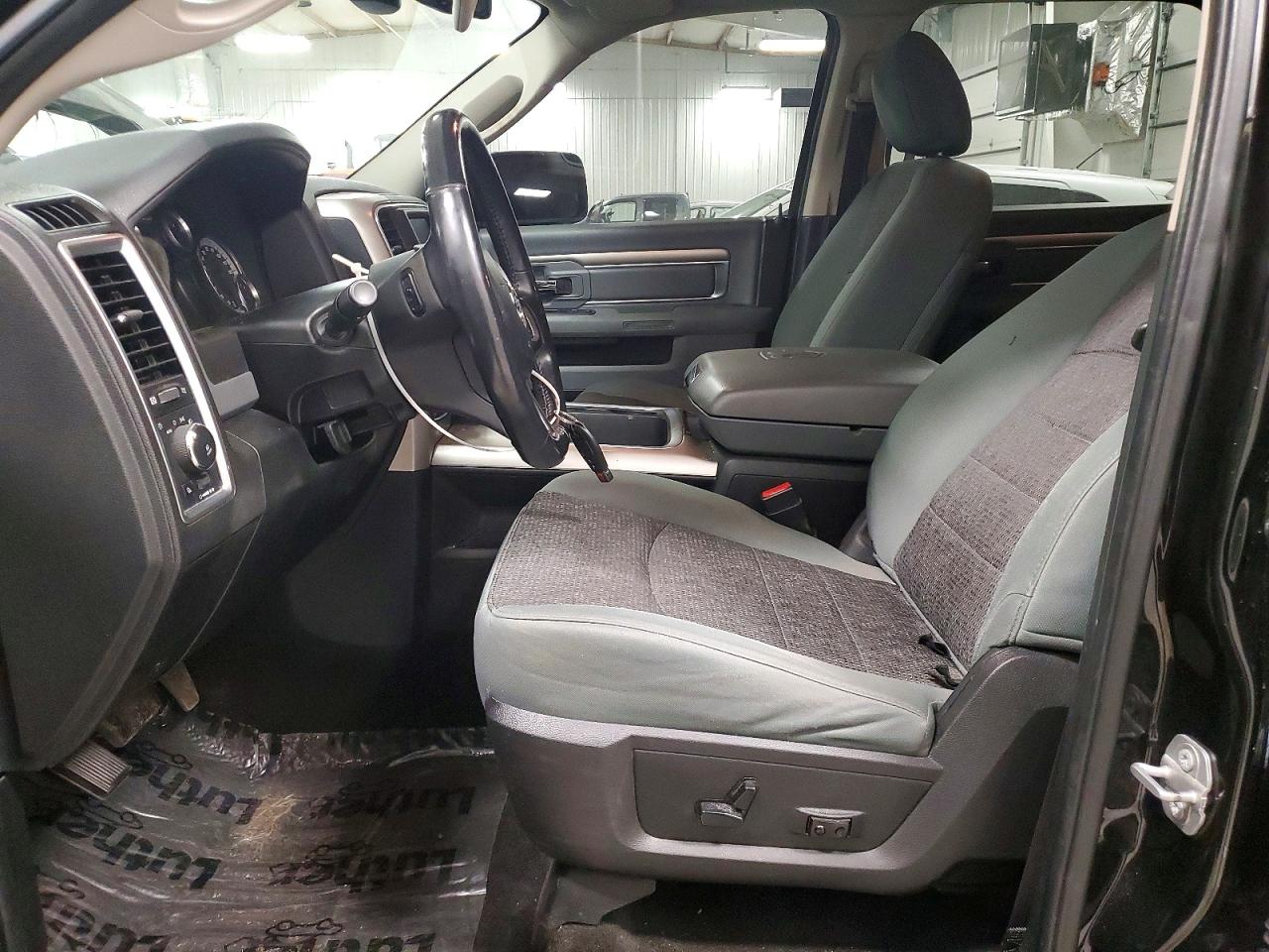 2017 RAM 1500 SLT photo 7