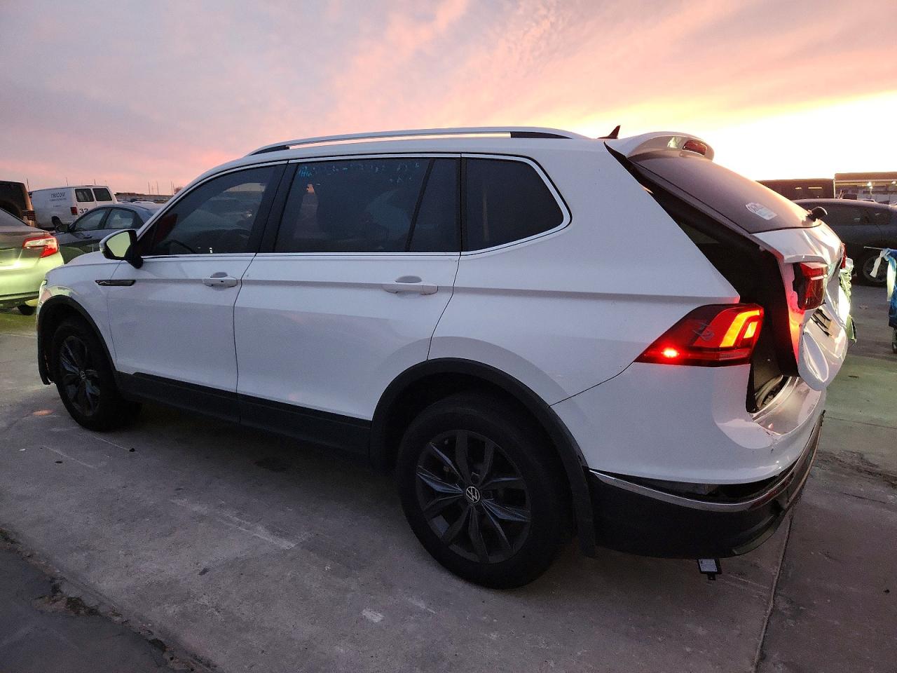2024 VOLKSWAGEN TIGUAN SE photo 2