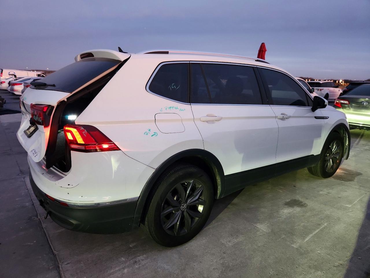 2024 VOLKSWAGEN TIGUAN SE photo 3
