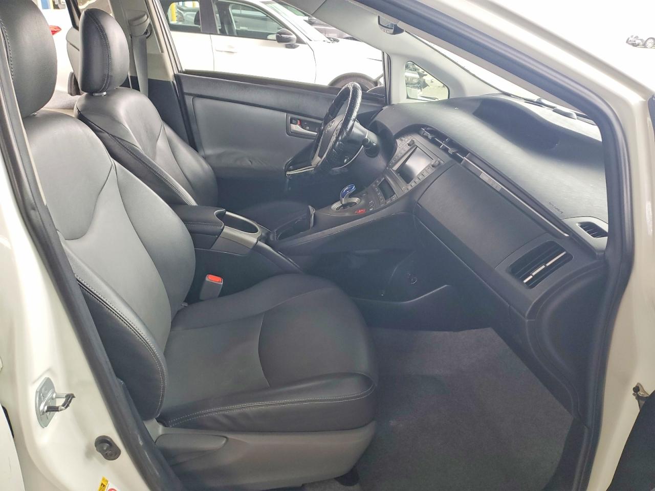 2015 TOYOTA PRIUS photo 7