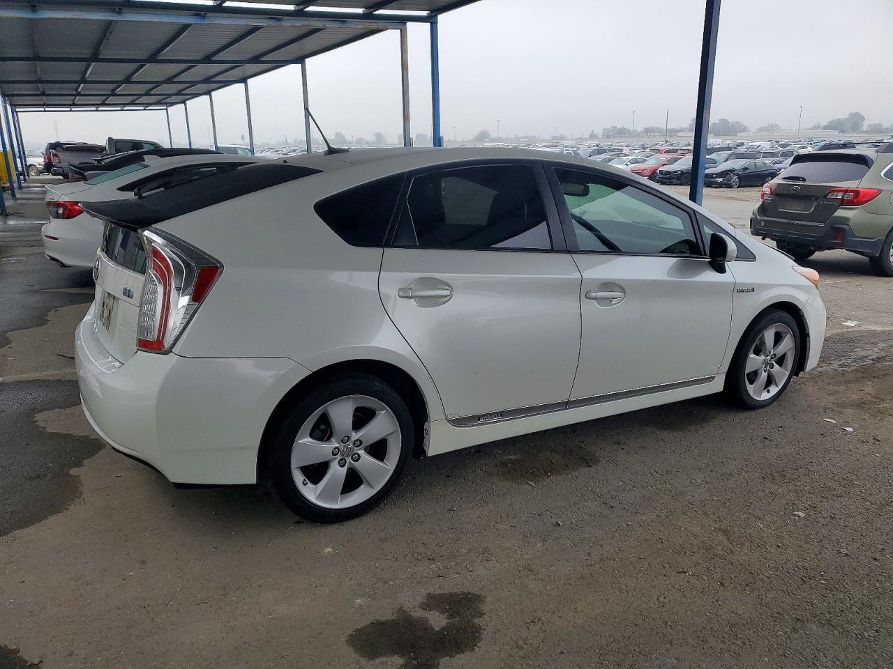 2015 TOYOTA PRIUS photo 3
