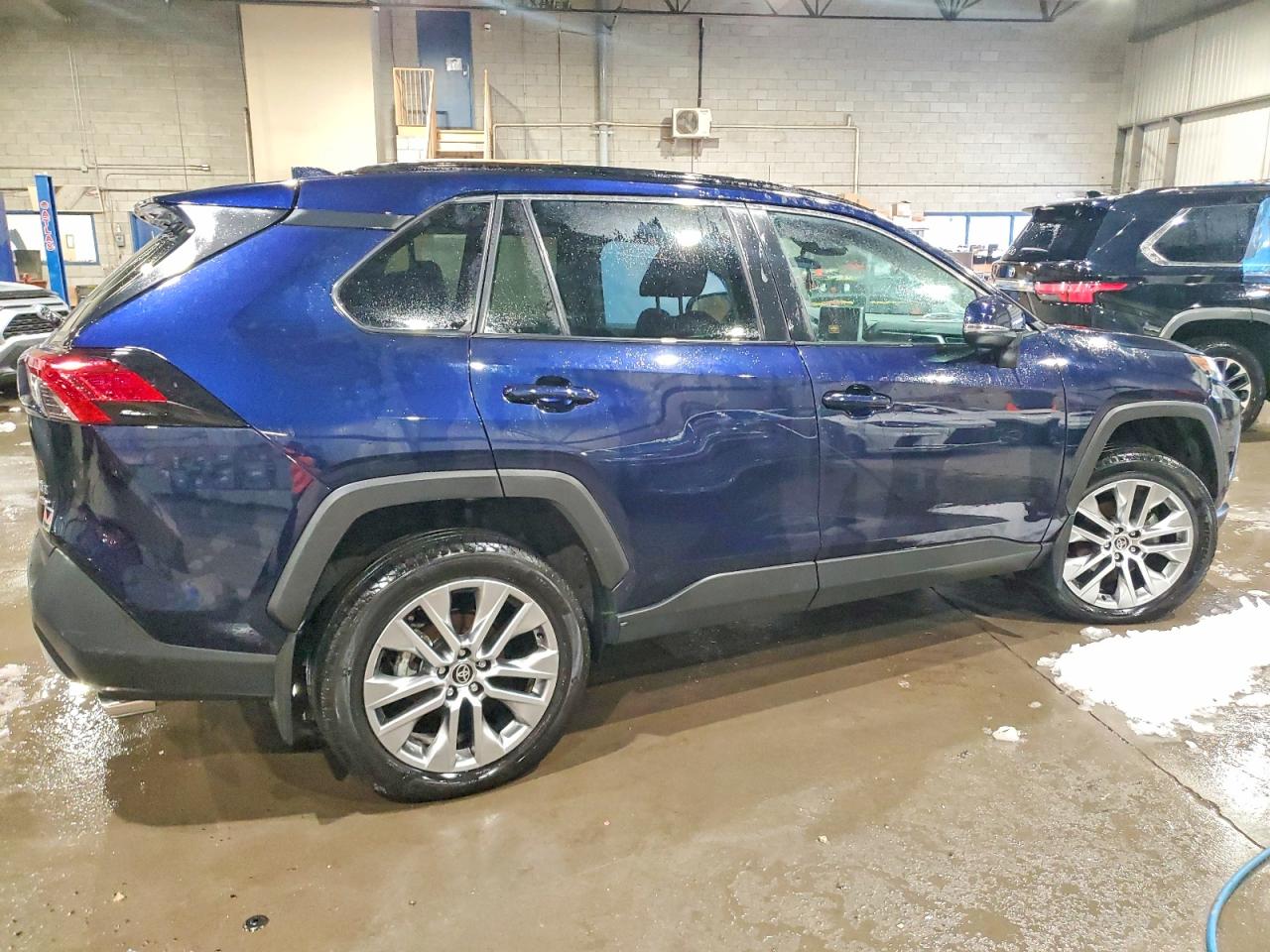2024 TOYOTA RAV4 XLE photo 3