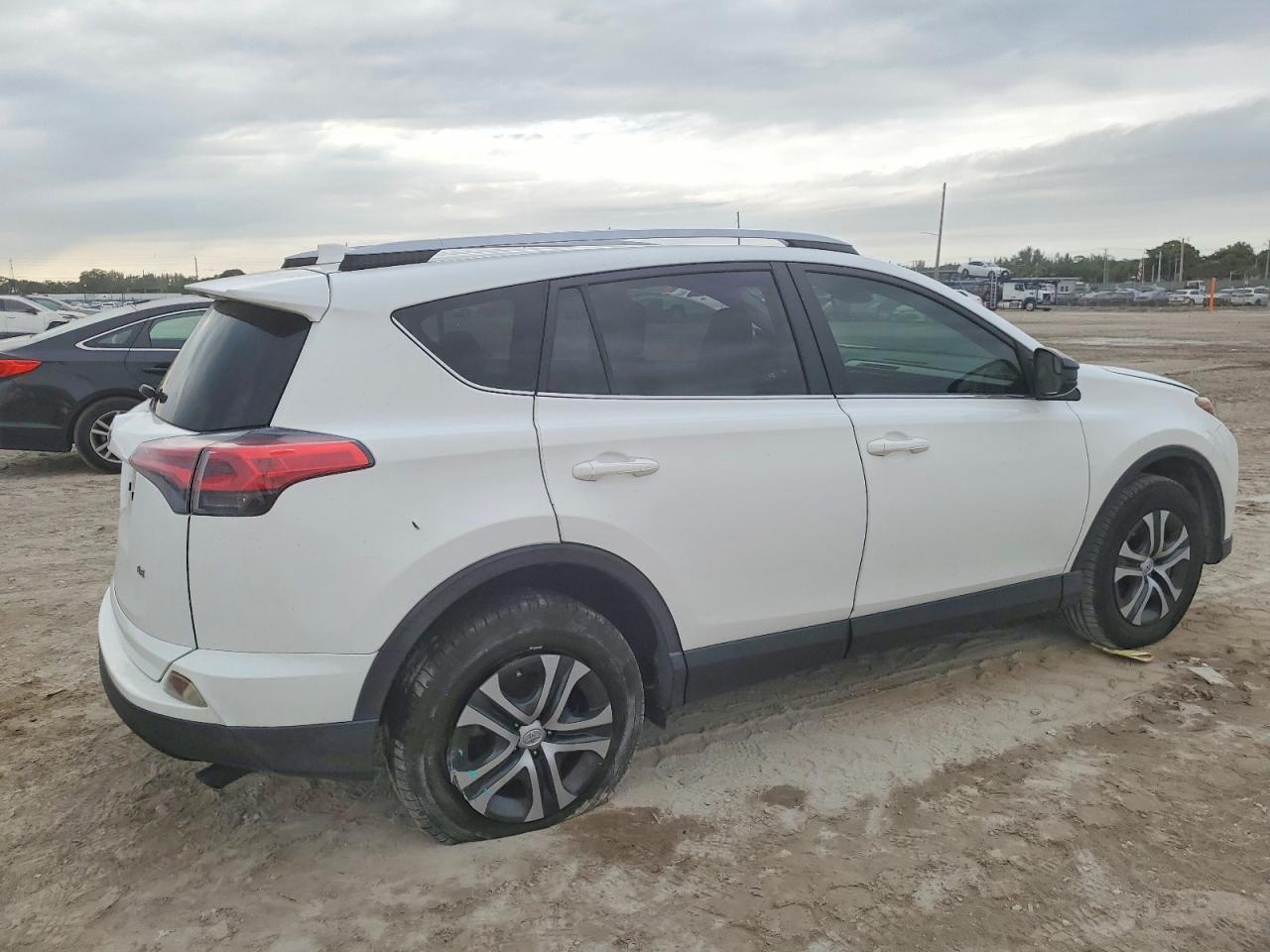 2017 TOYOTA RAV4 LE photo 3