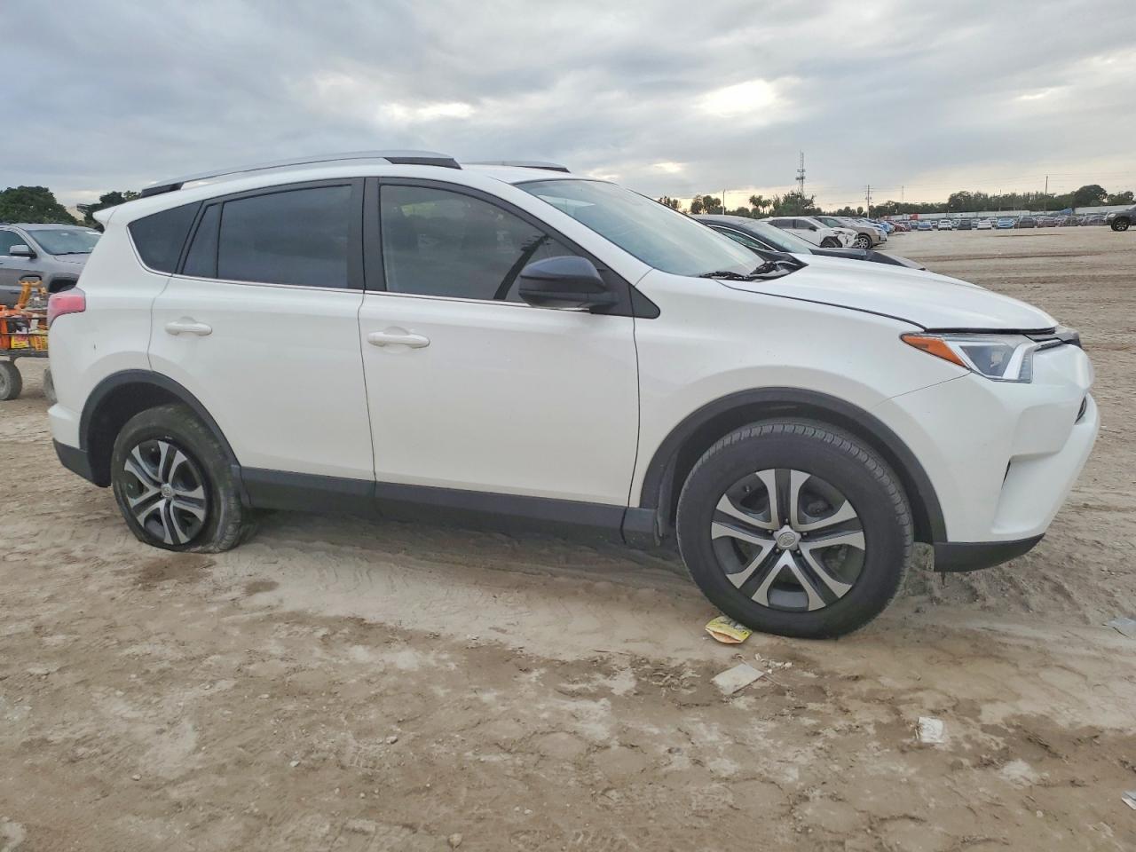 2017 TOYOTA RAV4 LE photo 4