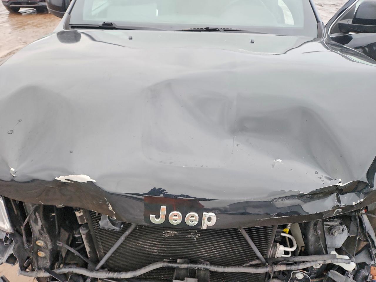2019 JEEP GRAND CHEROKEE LAREDO photo 12