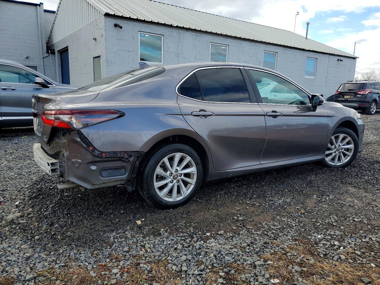 2022 TOYOTA CAMRY LE photo 3