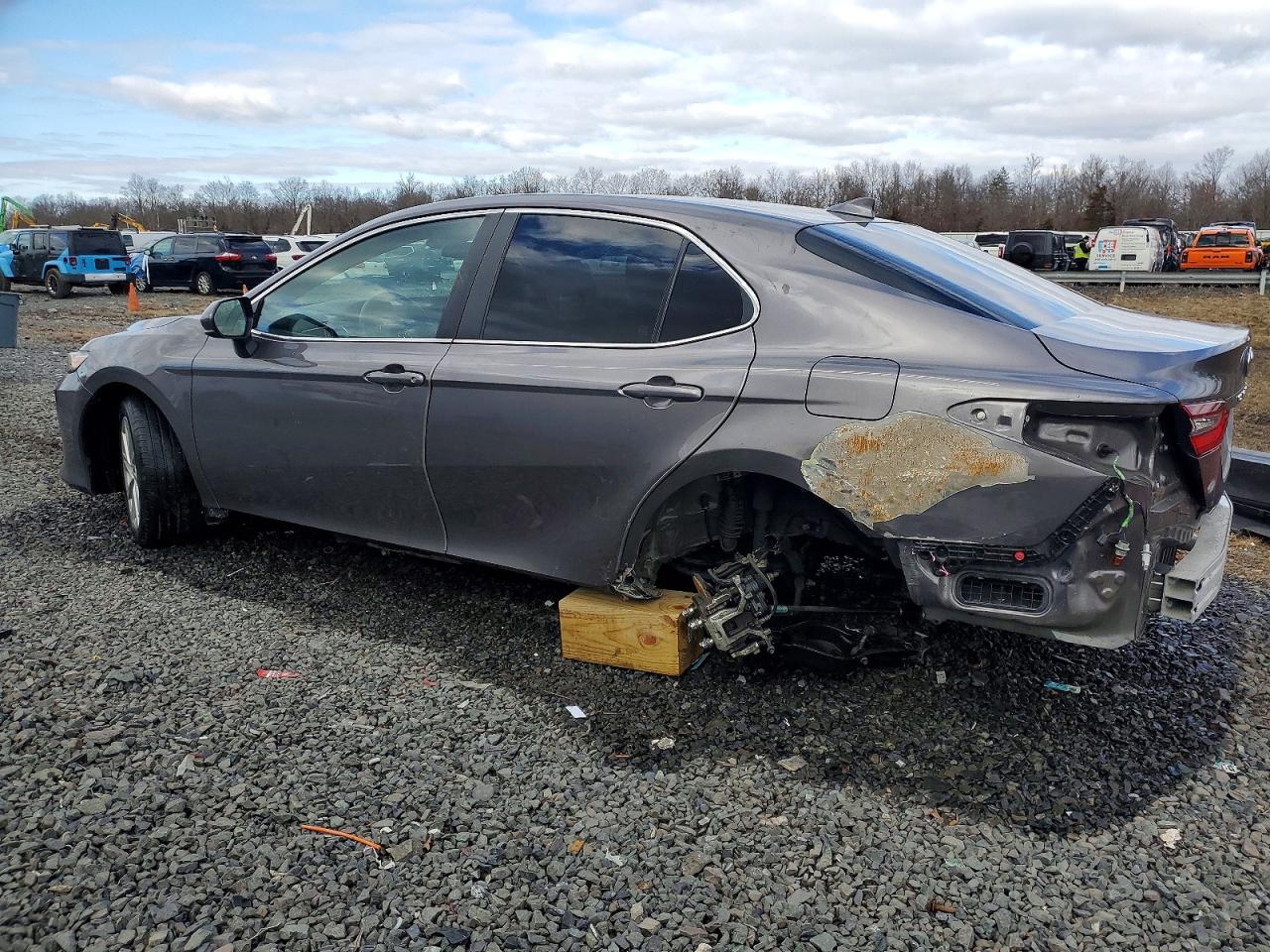 2022 TOYOTA CAMRY LE photo 2