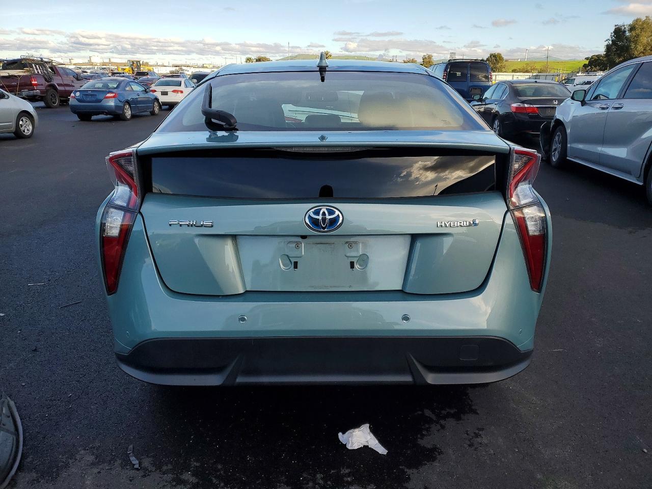 2017 TOYOTA PRIUS photo 6