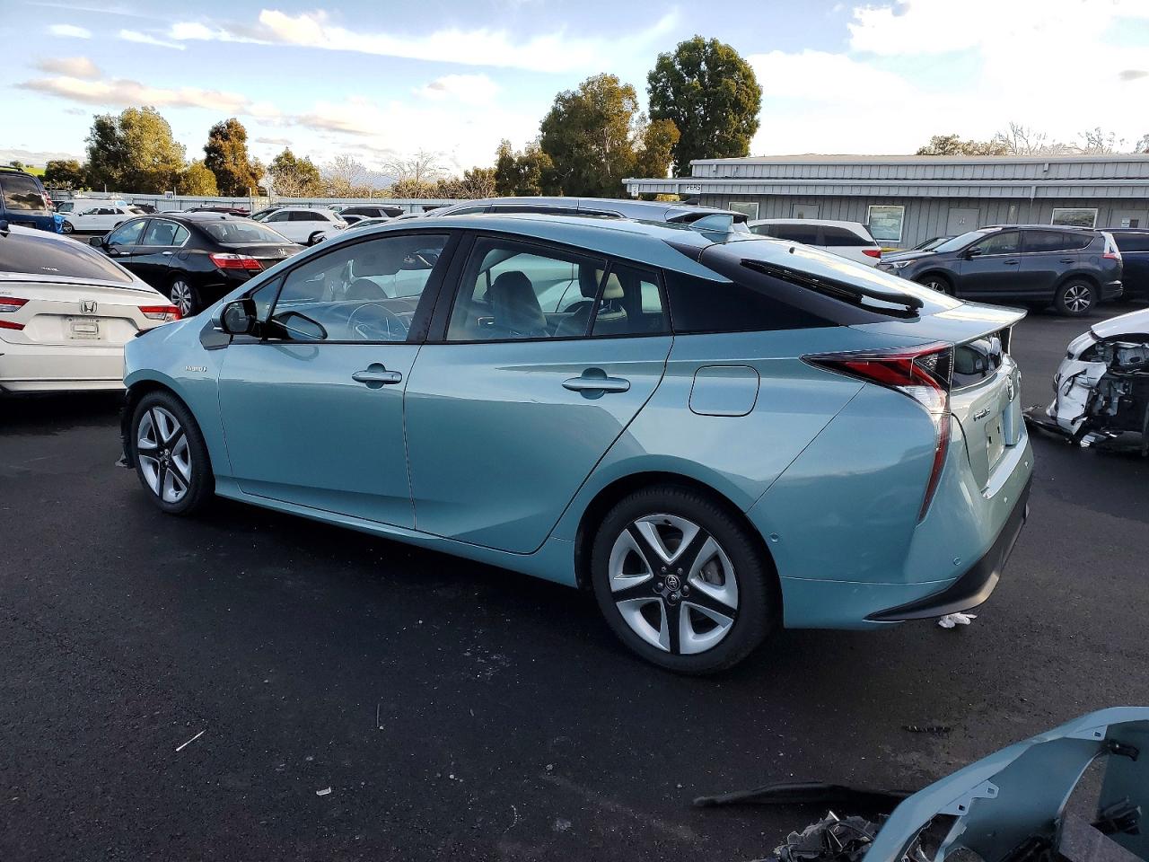 2017 TOYOTA PRIUS photo 2