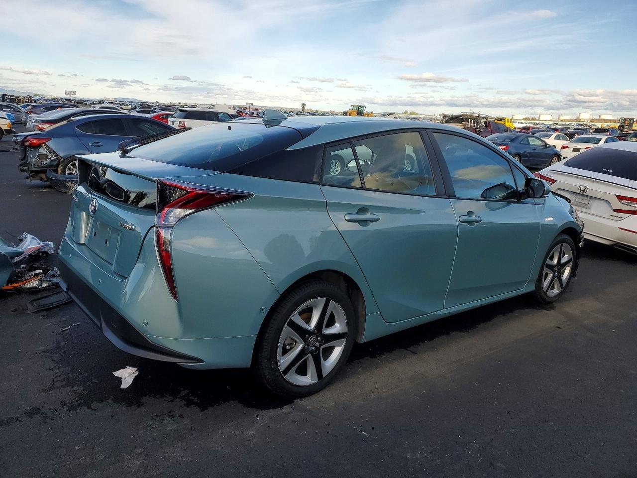 2017 TOYOTA PRIUS photo 3