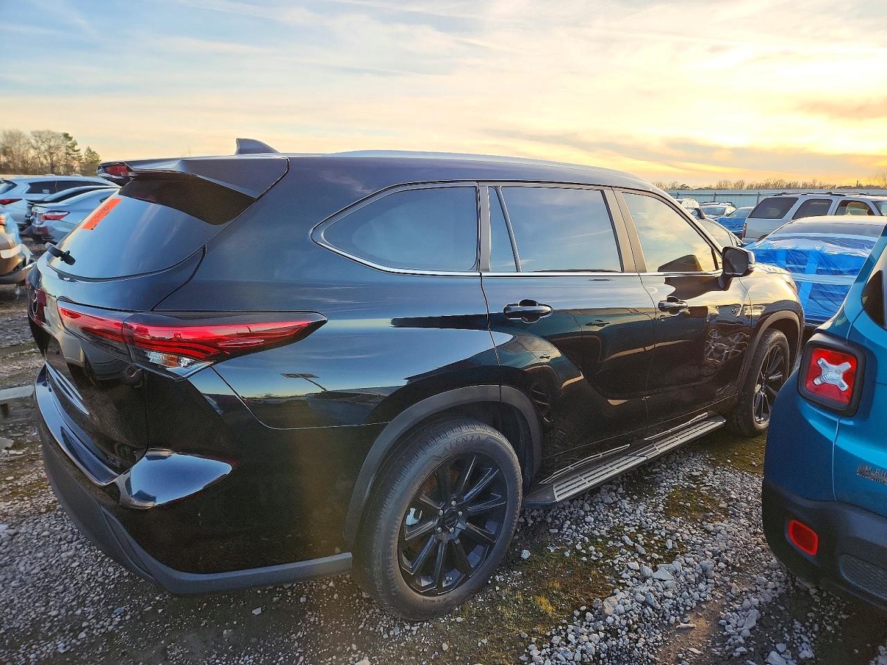 2023 TOYOTA HIGHLANDER XLE photo 3