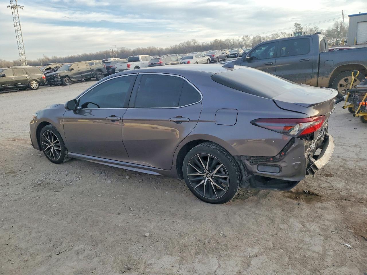 2022 TOYOTA CAMRY SE photo 2
