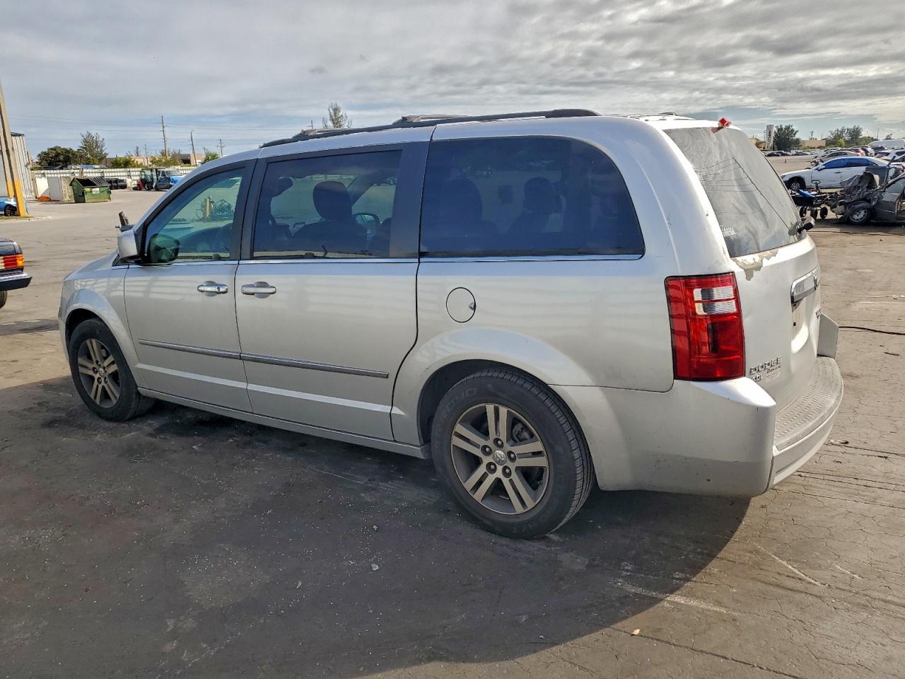 2010 DODGE GRAND CARAVAN SXT photo 2