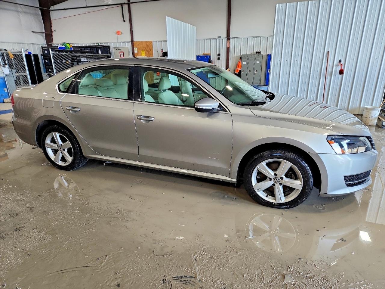 2012 VOLKSWAGEN PASSAT SE photo 4