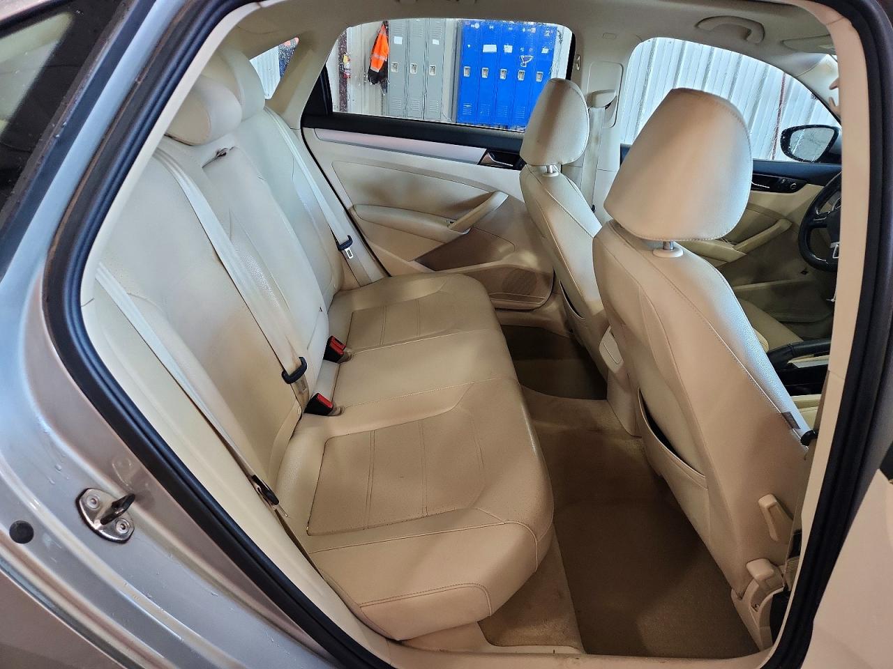 2012 VOLKSWAGEN PASSAT SE photo 10