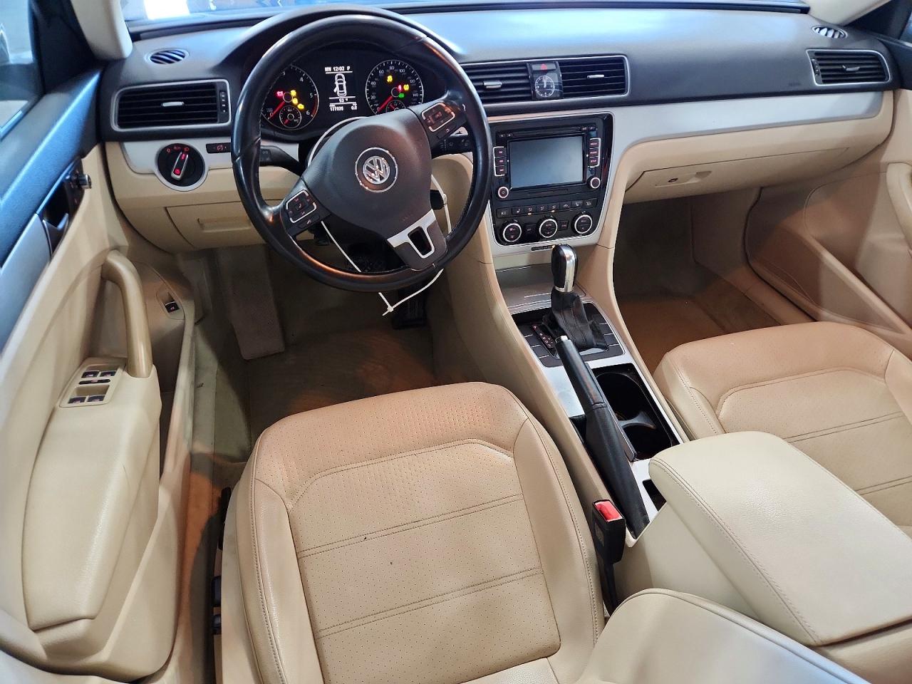 2012 VOLKSWAGEN PASSAT SE photo 8