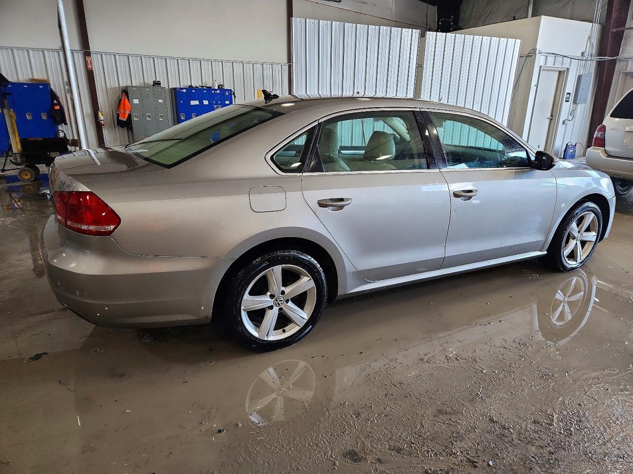 2012 VOLKSWAGEN PASSAT SE photo 3