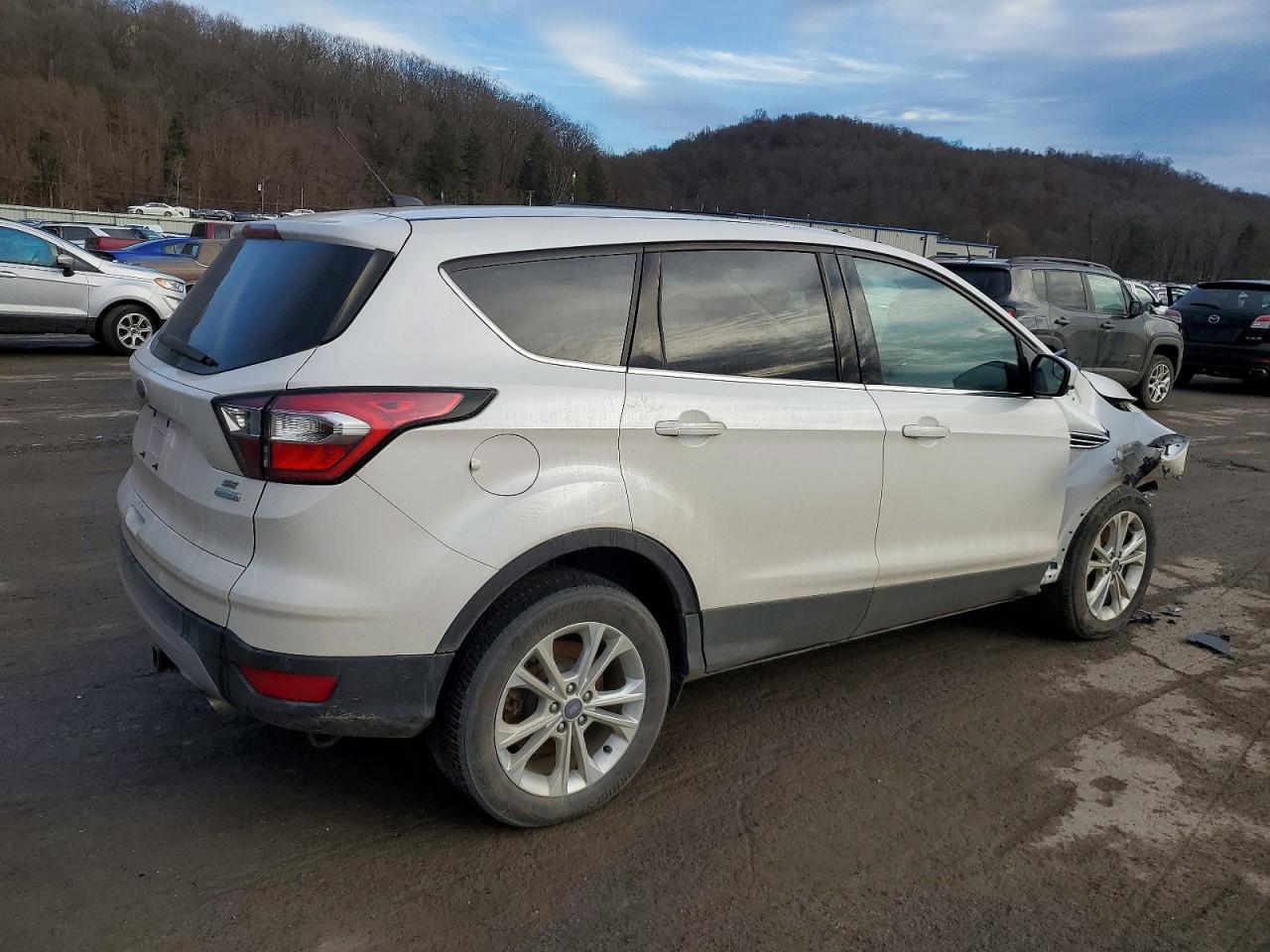 2017 FORD ESCAPE SE photo 5