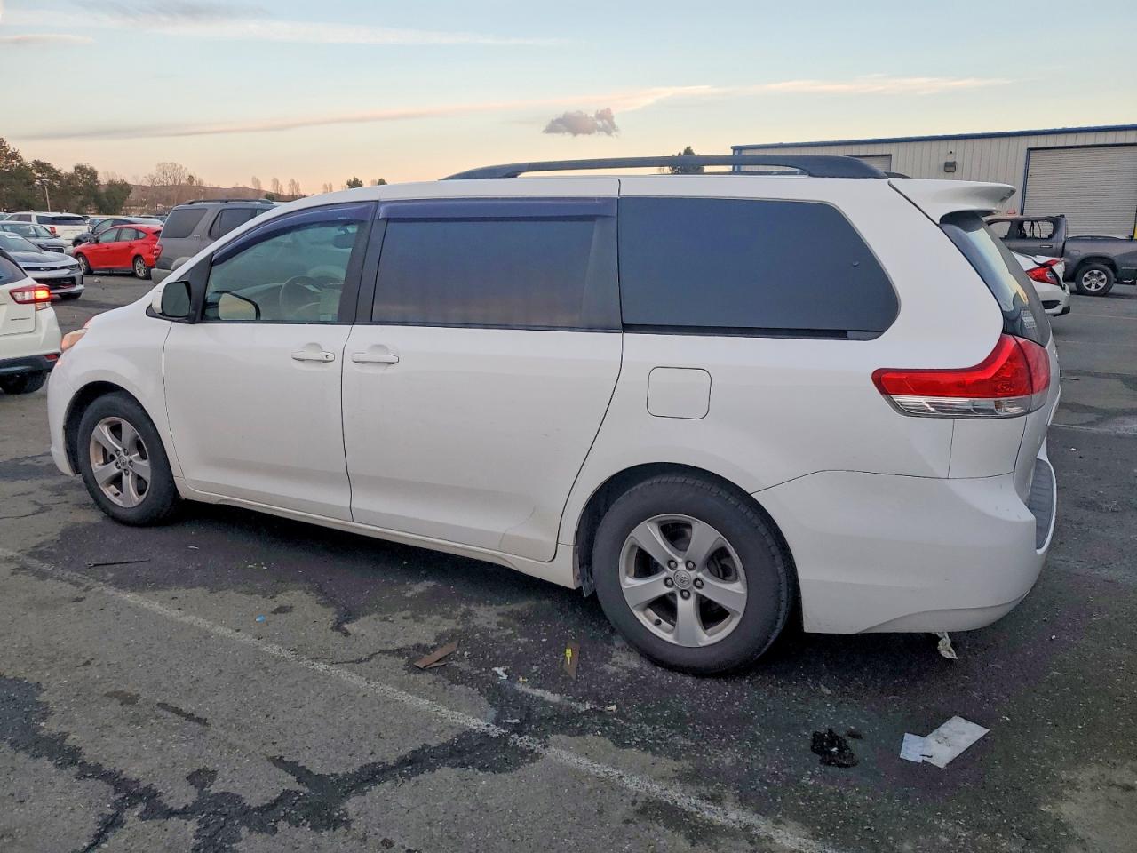 2014 TOYOTA SIENNA LE photo 2