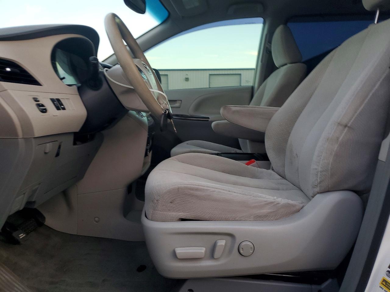 2014 TOYOTA SIENNA LE photo 7