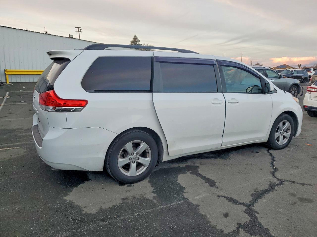 2014 TOYOTA SIENNA LE photo 3