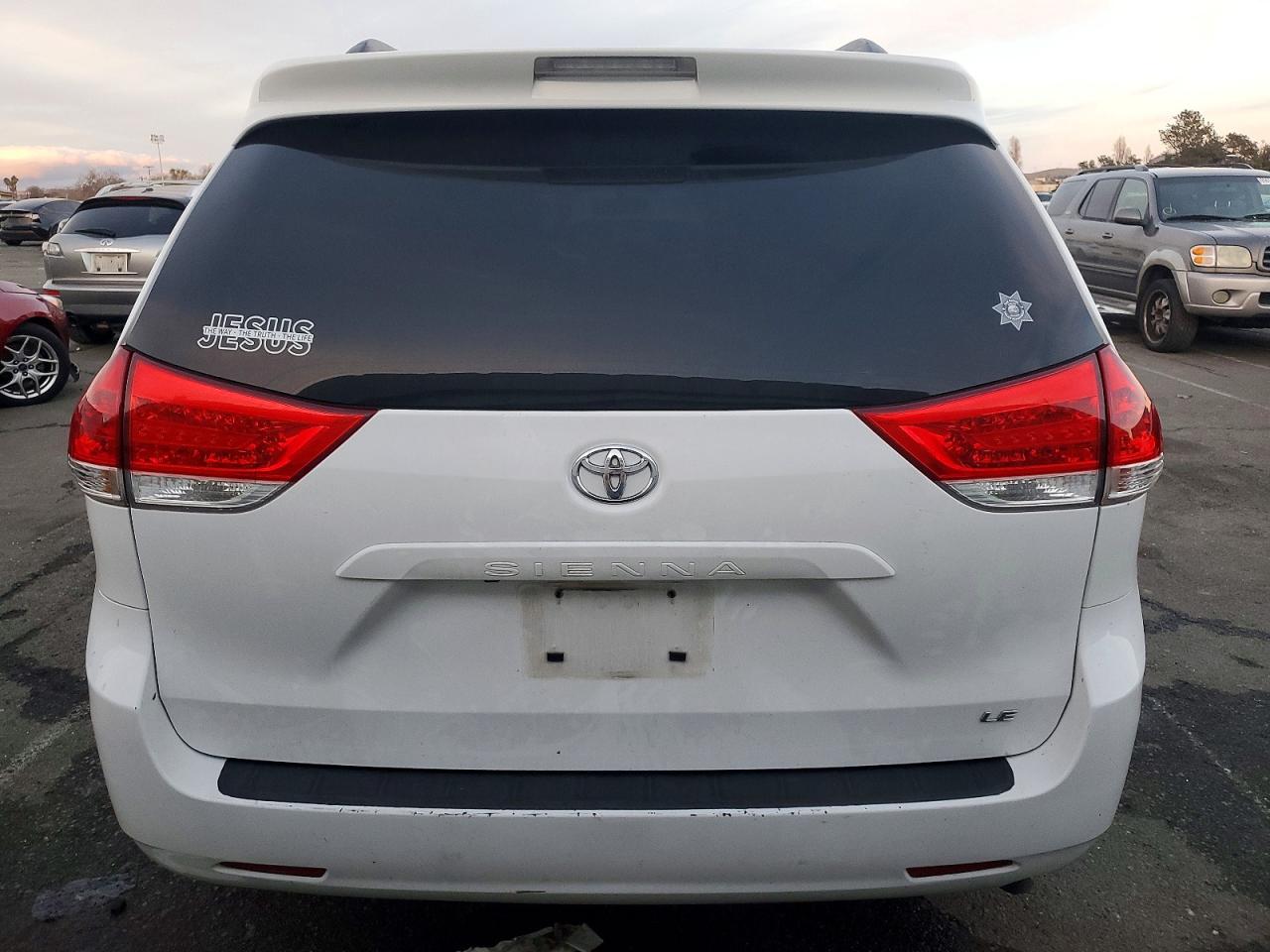 2014 TOYOTA SIENNA LE photo 6