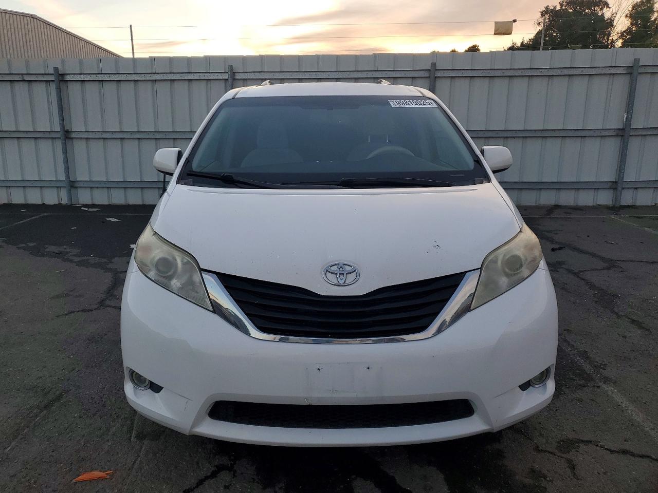 2014 TOYOTA SIENNA LE photo 5