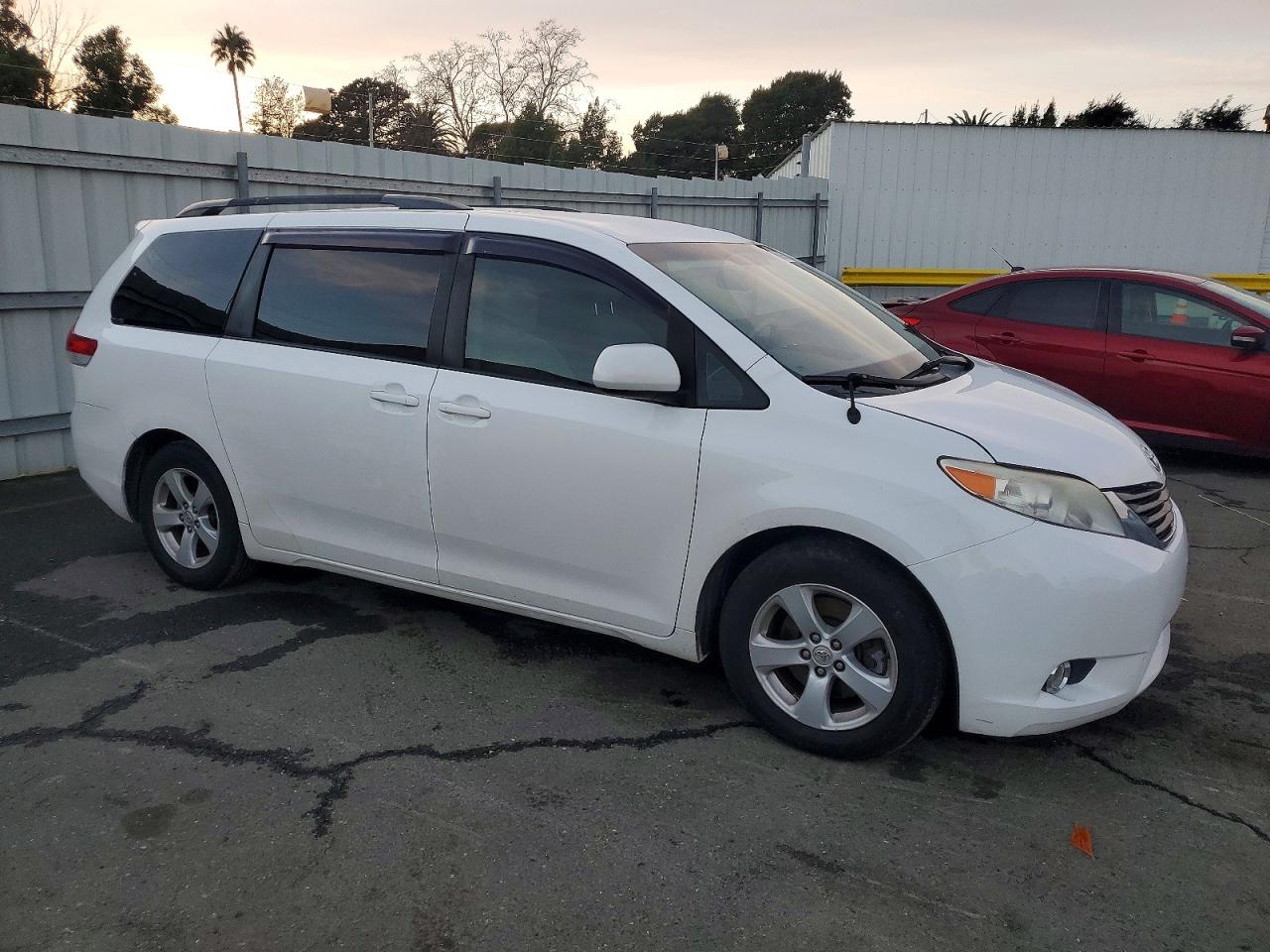 2014 TOYOTA SIENNA LE photo 4