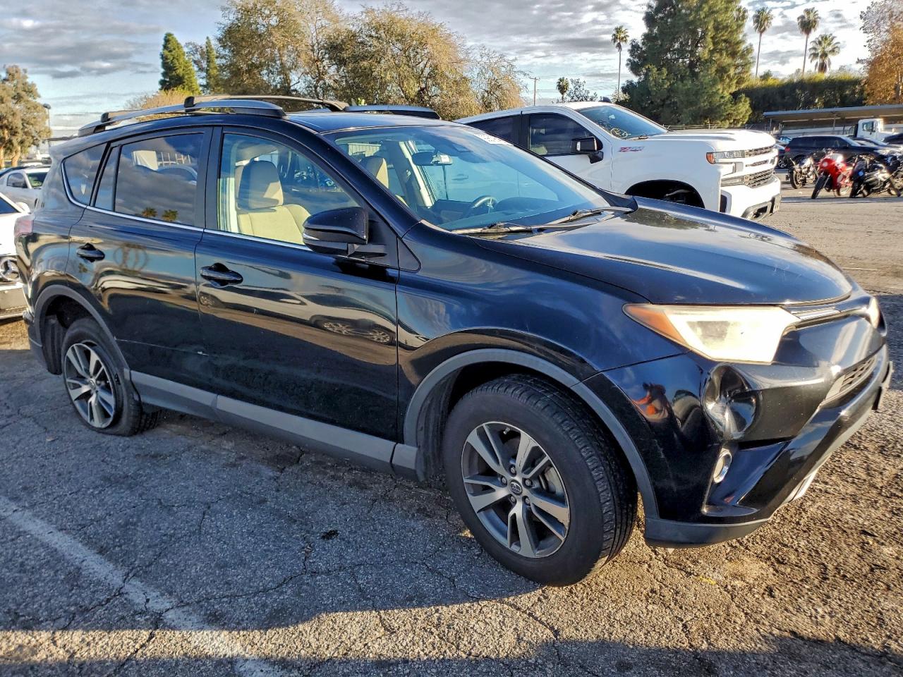 2017 TOYOTA RAV4 XLE photo 4
