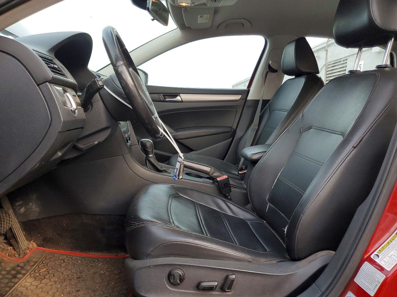 2015 VOLKSWAGEN PASSAT S photo 7