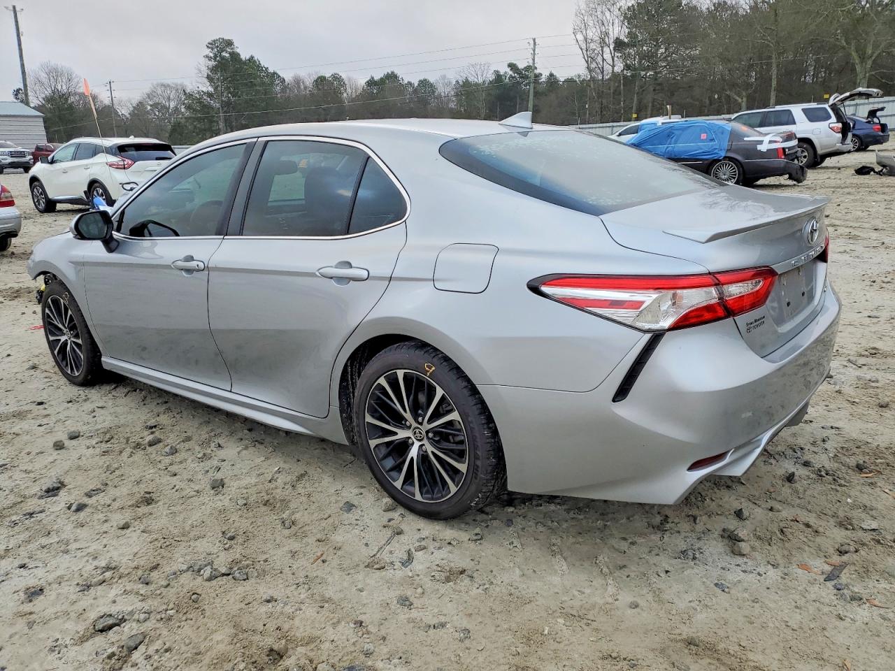 2020 TOYOTA CAMRY SE photo 2