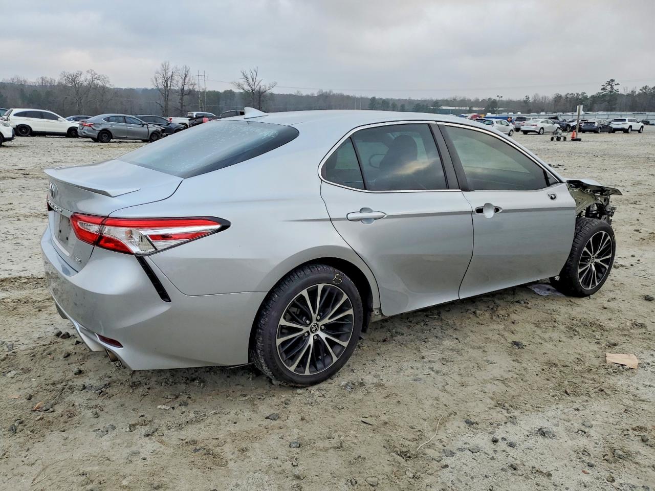 2020 TOYOTA CAMRY SE photo 3