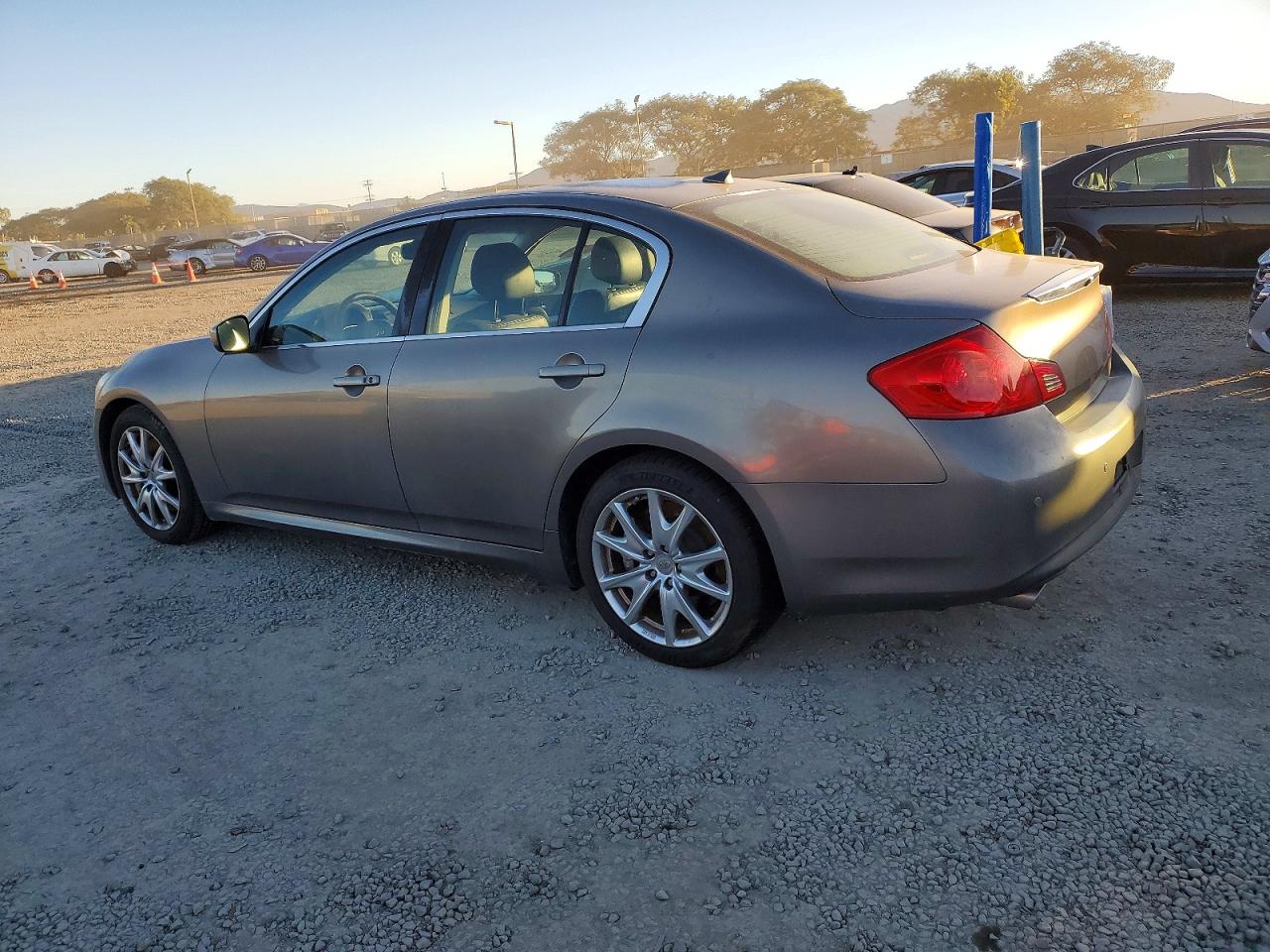 2010 INFINITI G37 BASE photo 2