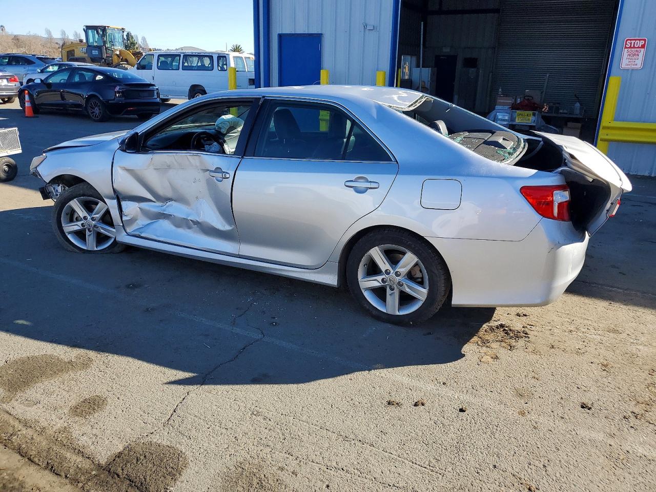 2013 TOYOTA CAMRY photo 2