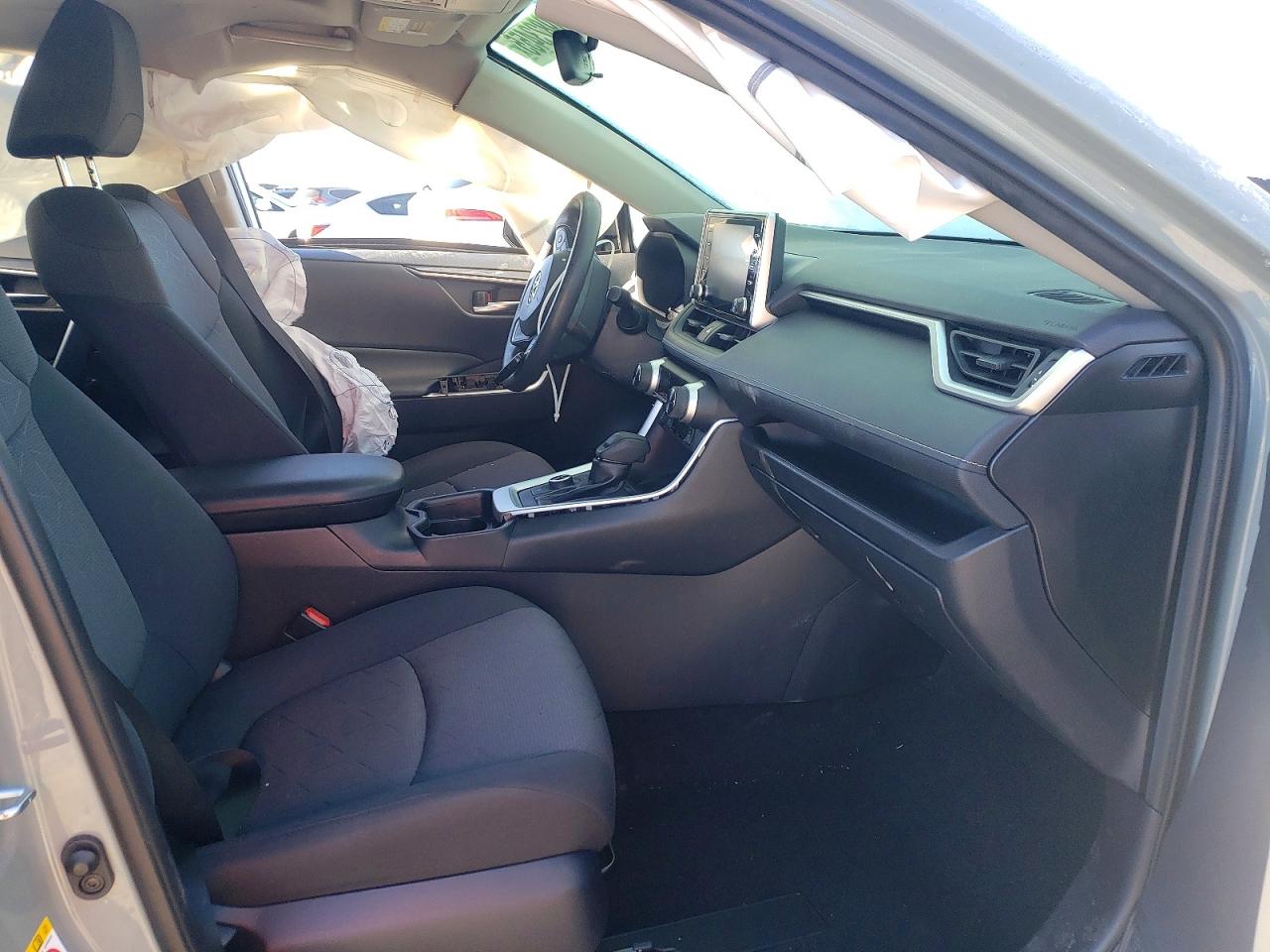 2019 TOYOTA RAV4 XLE photo 7