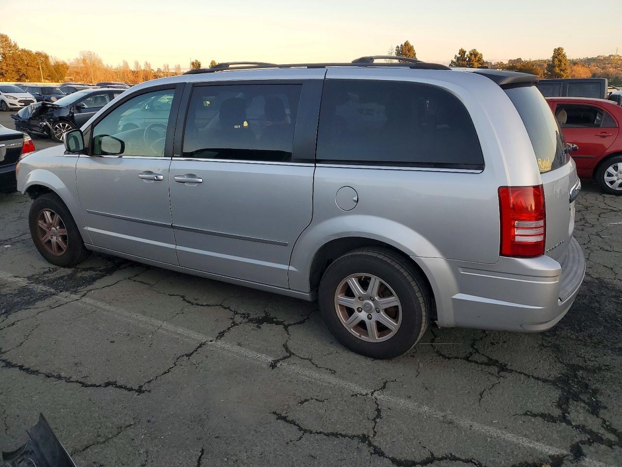 2010 CHRYSLER TOWN & COUNTRY TOURING photo 4