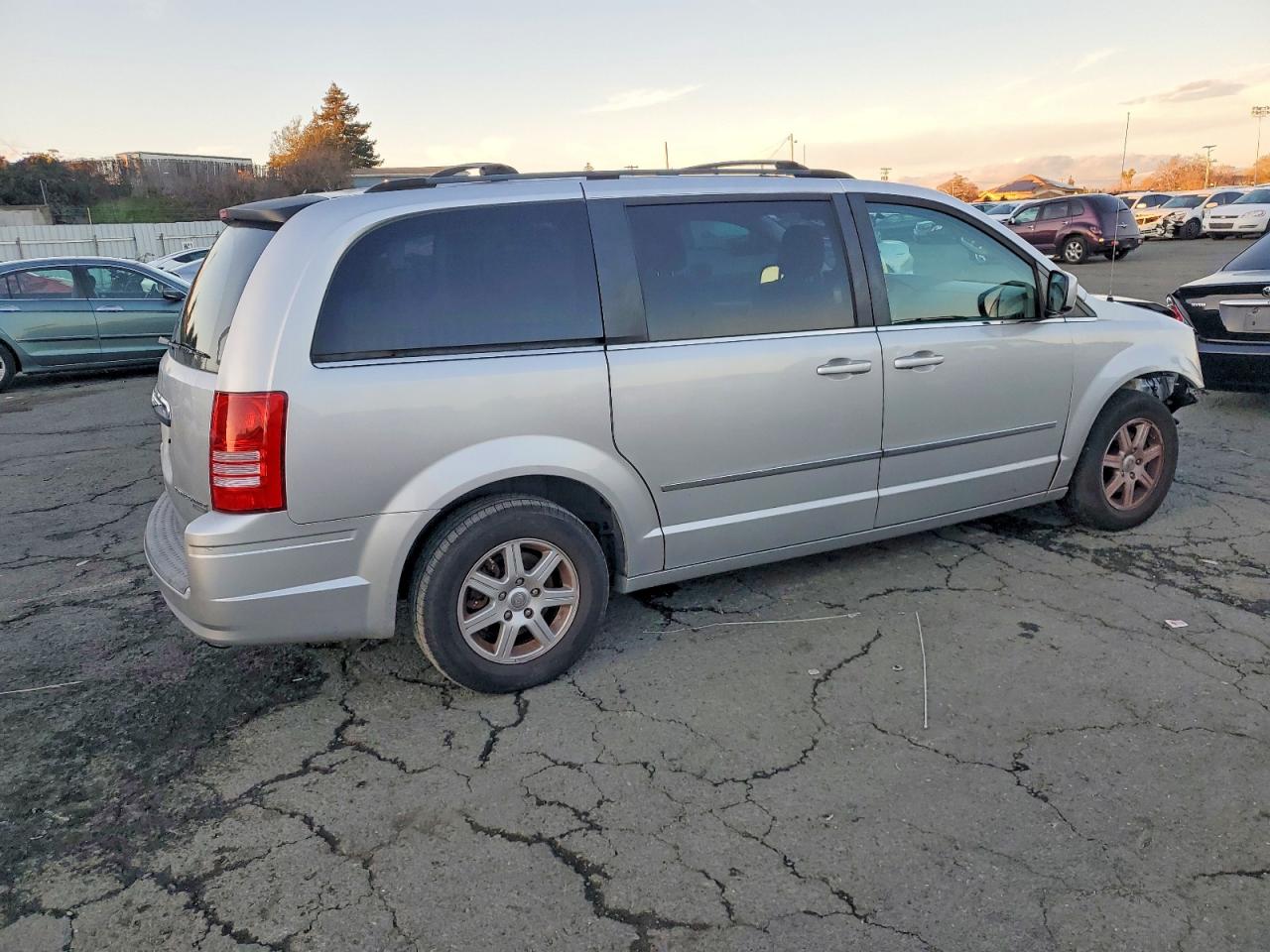 2010 CHRYSLER TOWN & COUNTRY TOURING photo 7