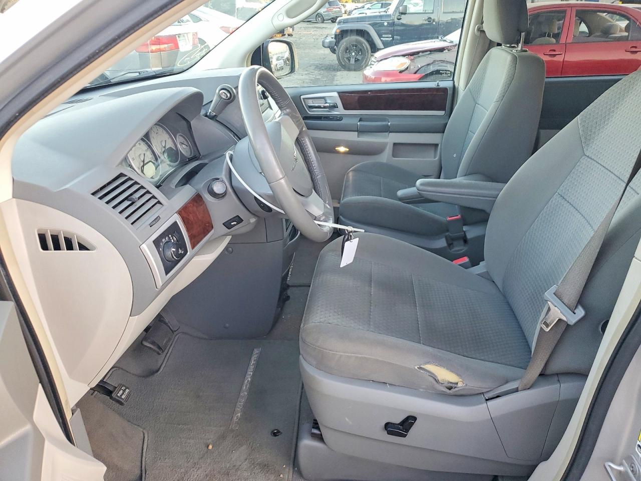 2010 CHRYSLER TOWN & COUNTRY TOURING photo 19