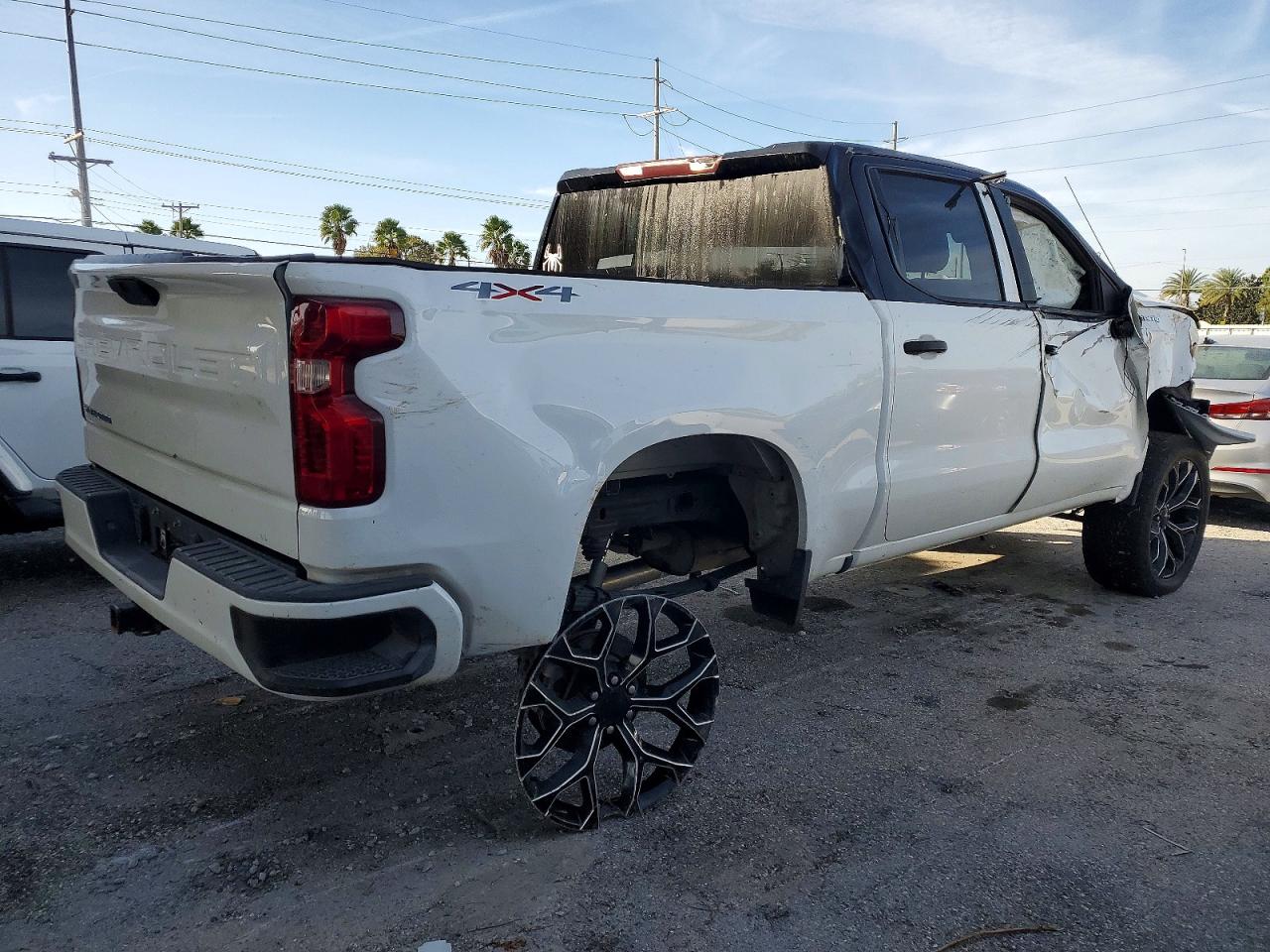 2020 CHEVROLET SILVERADO K1500 photo 3