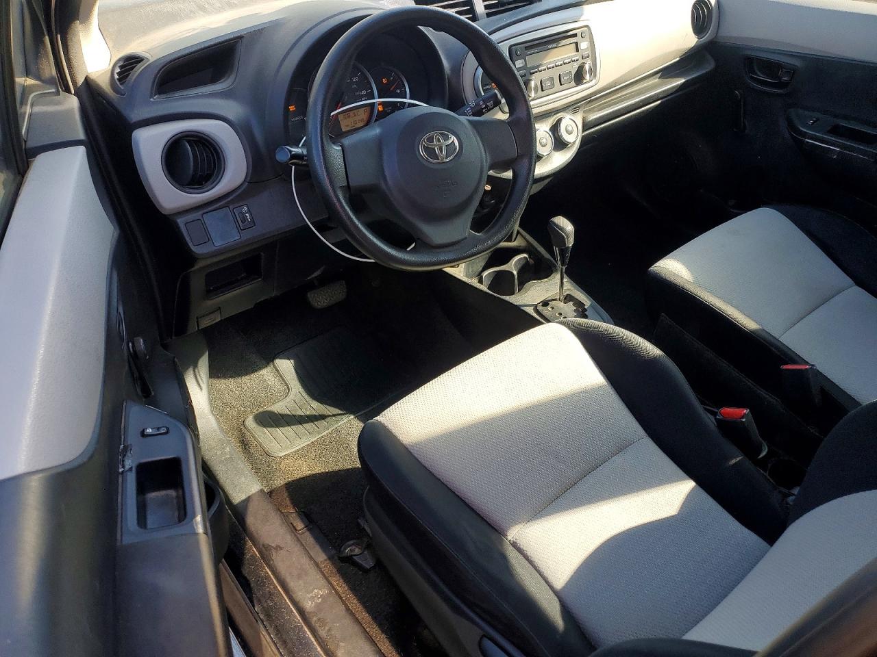 2012 TOYOTA YARIS photo 8