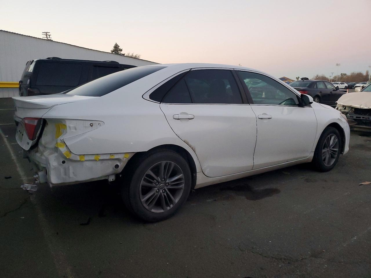 2017 TOYOTA CAMRY LE photo 3