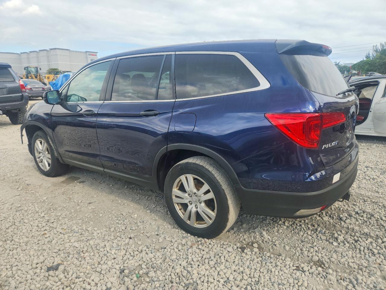 2016 HONDA PILOT LX photo 2