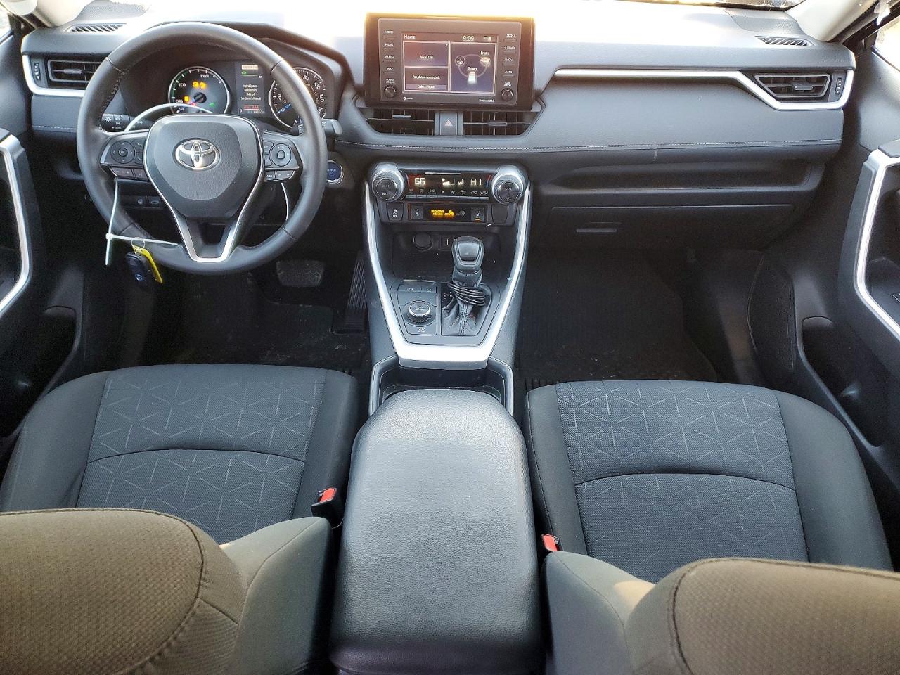 2021 TOYOTA RAV4 XLE photo 8
