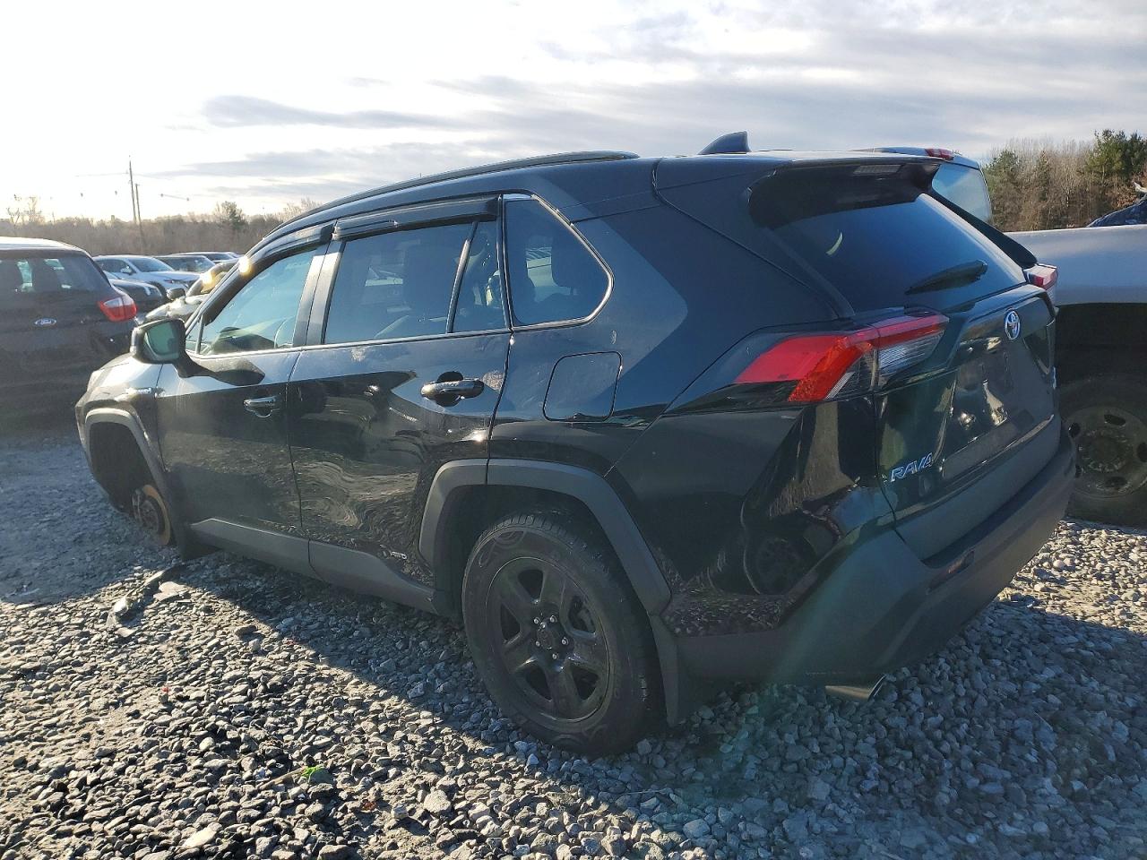2021 TOYOTA RAV4 XLE photo 2