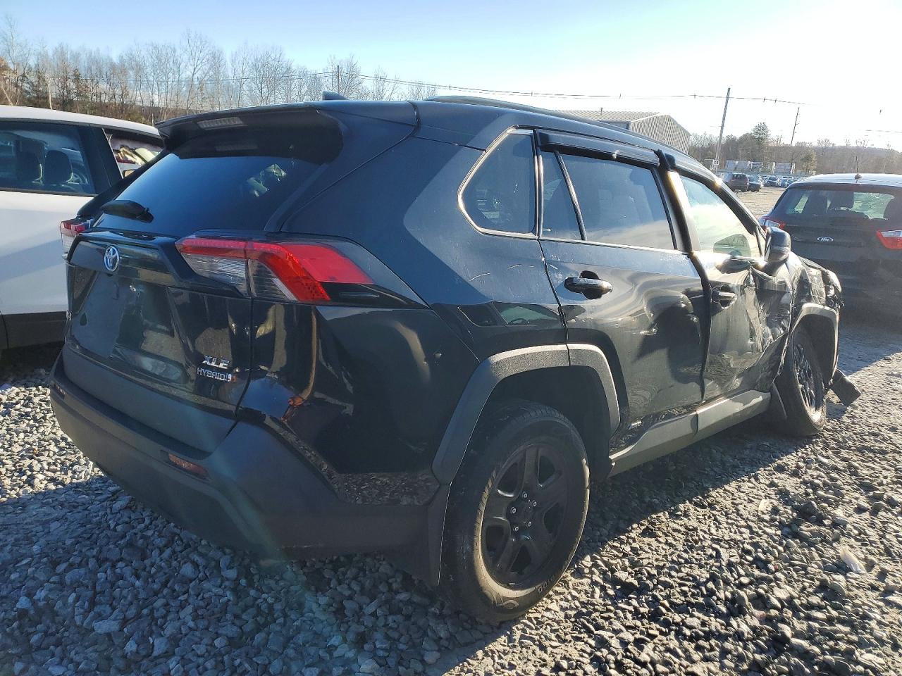 2021 TOYOTA RAV4 XLE photo 3