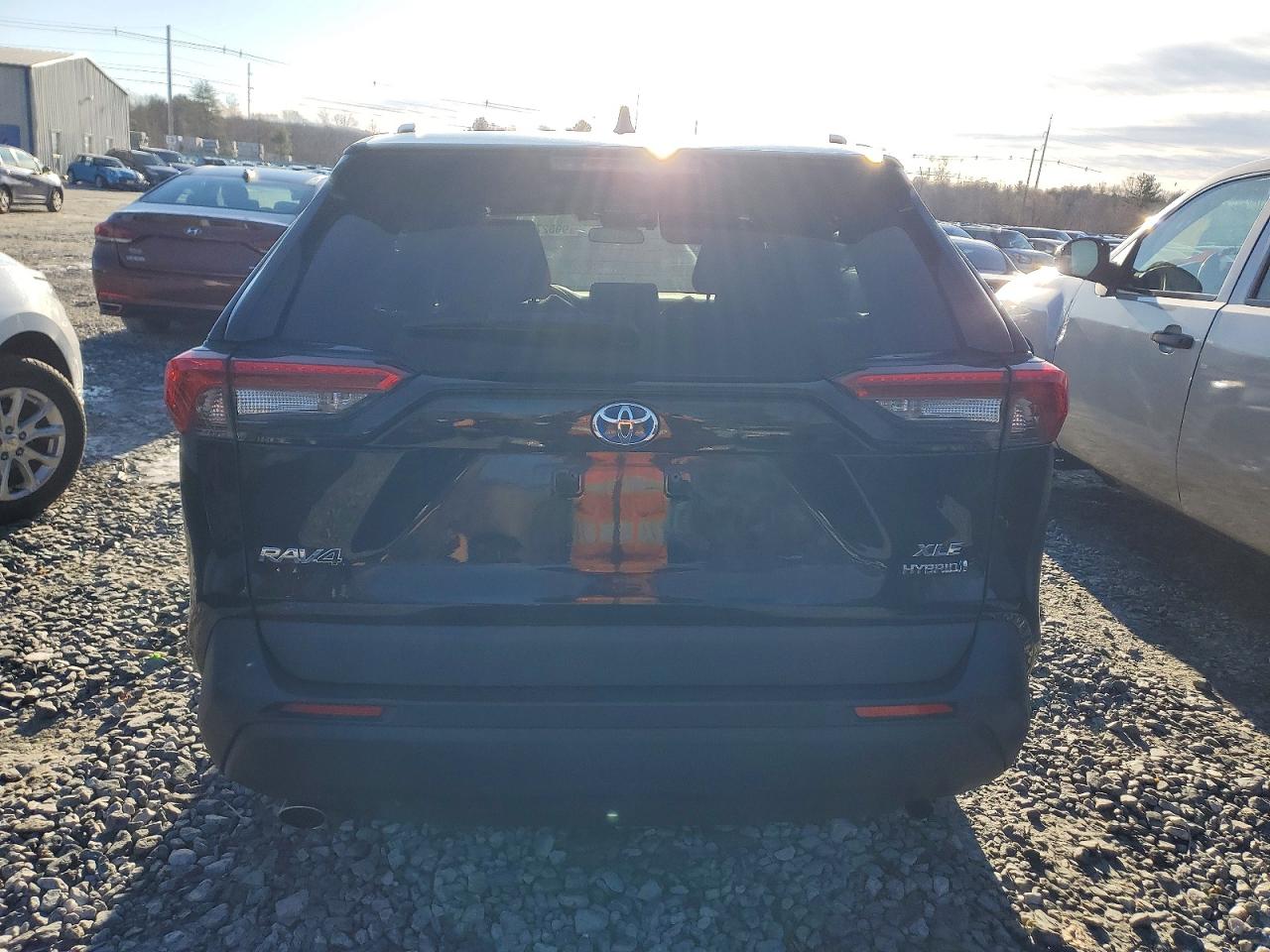 2021 TOYOTA RAV4 XLE photo 6