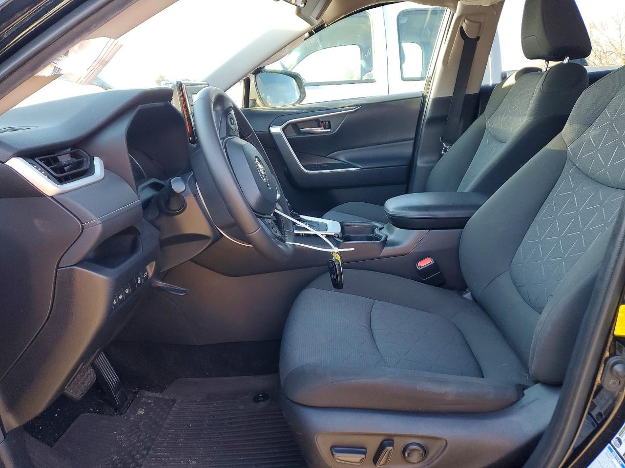 2021 TOYOTA RAV4 XLE photo 7
