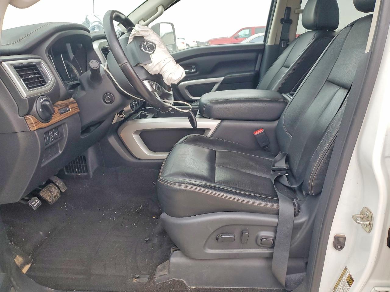 2018 NISSAN TITAN XD SL photo 16