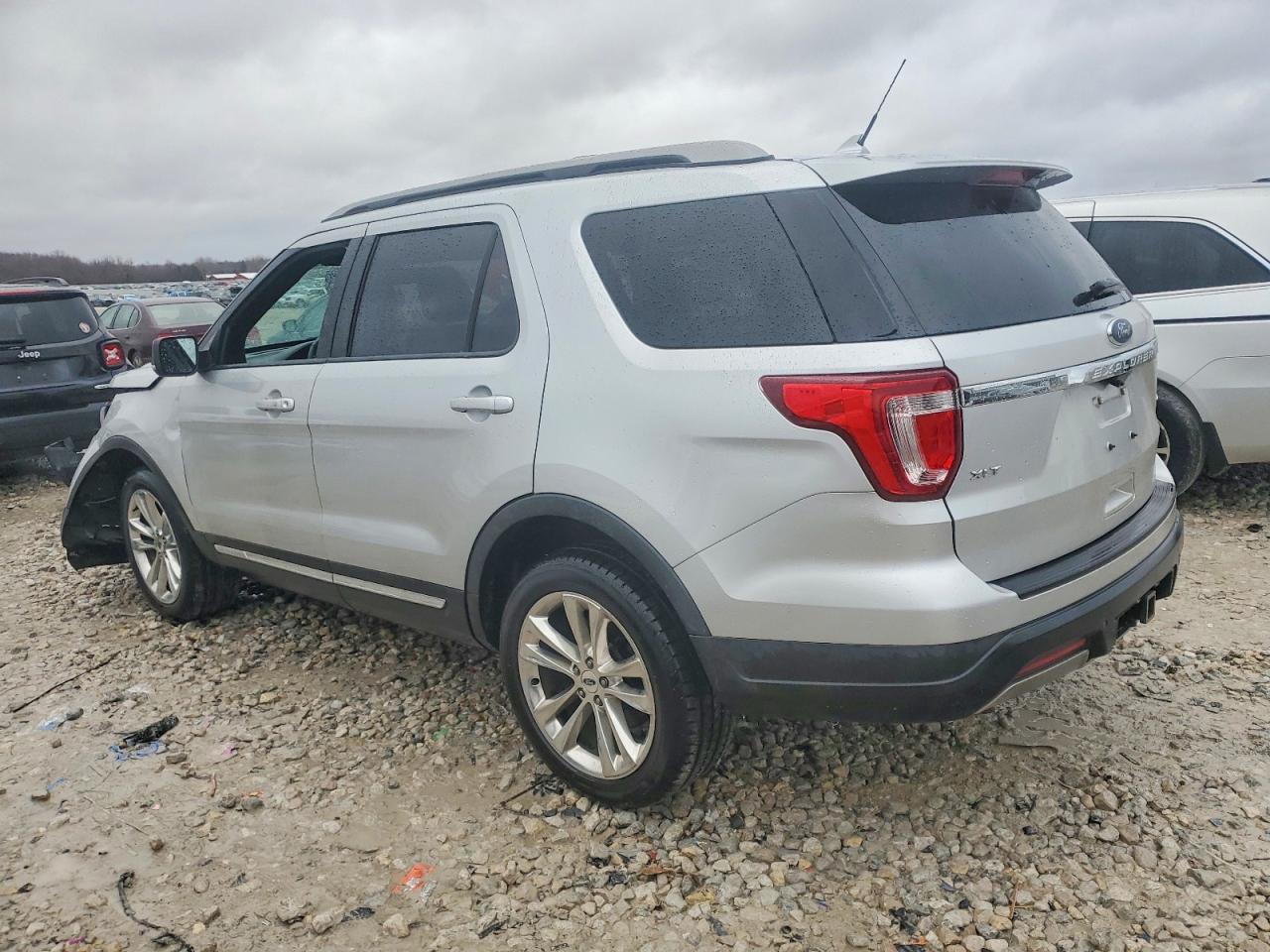 2019 FORD EXPLORER XLT photo 2