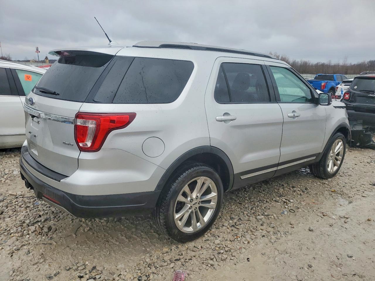 2019 FORD EXPLORER XLT photo 3